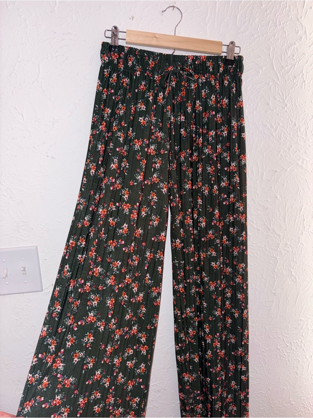 Boutique Floral Wide-Leg Pants - Dark Green with Red Floral